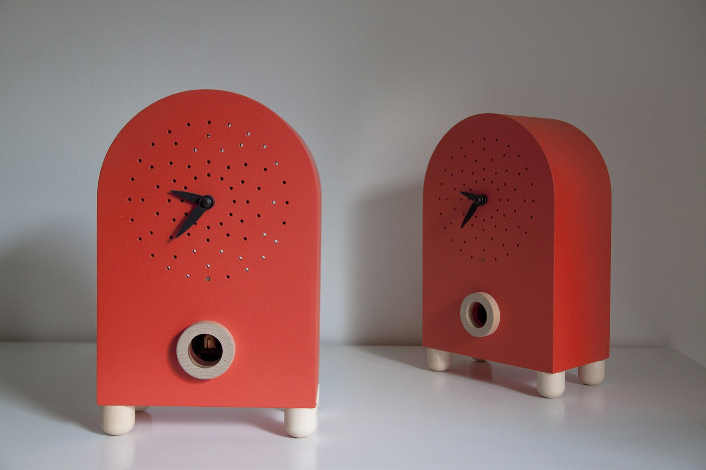 Moderne koekoeksklok Pirondini Marconi 27cm rood - Koekoeksklokonline.nl